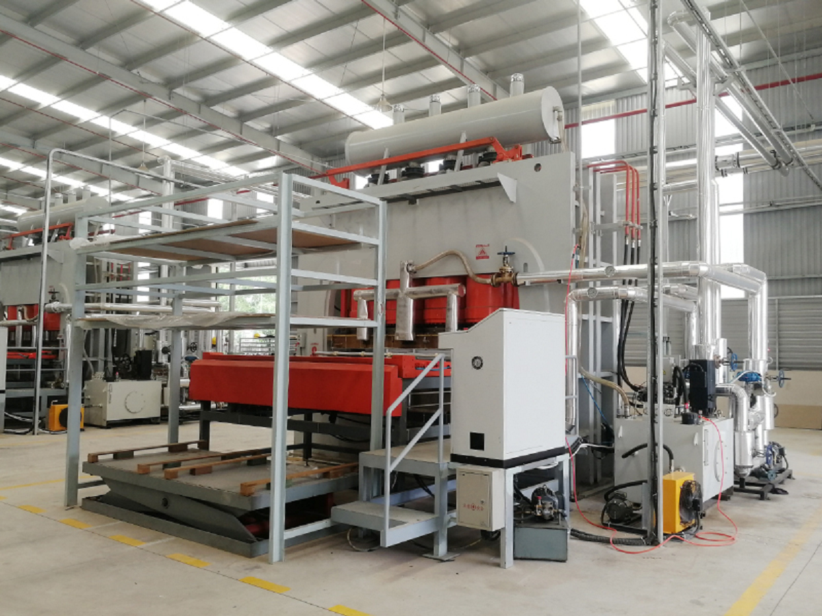 HDF MDF Hot Press Machine in Operation